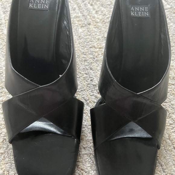 Size 8  Anne Klein leather open toed shoe - Picture 1 of 3